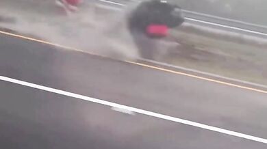 Vodní skútr se za jízdy uvolnil z přívěsu a klouzal po dálnici