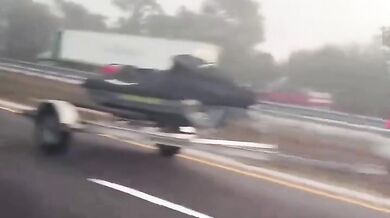 Vodní skútr se za jízdy uvolnil z přívěsu a klouzal po dálnici