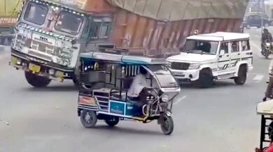 Náklaďák s dřevní štěpkou rozdrtil osobní vůz