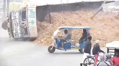 Náklaďák s dřevní štěpkou rozdrtil osobní vůz