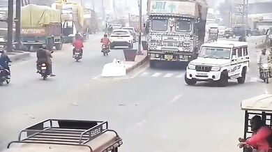 Náklaďák s dřevní štěpkou rozdrtil osobní vůz