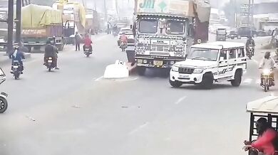 Náklaďák s dřevní štěpkou rozdrtil osobní vůz