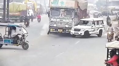 Náklaďák s dřevní štěpkou rozdrtil osobní vůz