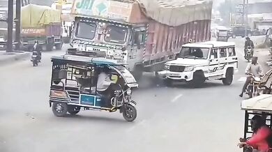 Náklaďák s dřevní štěpkou rozdrtil osobní vůz