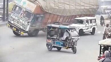 Náklaďák s dřevní štěpkou rozdrtil osobní vůz