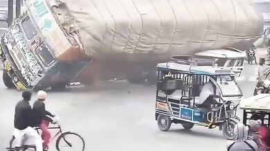 Náklaďák s dřevní štěpkou rozdrtil osobní vůz