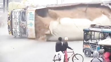 Náklaďák s dřevní štěpkou rozdrtil osobní vůz