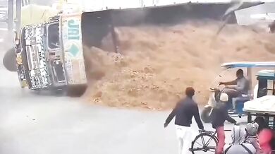 Náklaďák s dřevní štěpkou rozdrtil osobní vůz