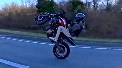 Nepovedené wheelie na mašině