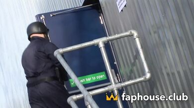 Tmavovlasá Audrey Bitoni a její kriminální partner Cassie Young ve čtyřce ve vězení