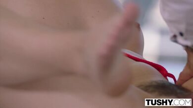 Rozmazlená bohatá dívka šuká svého staršího řidiče