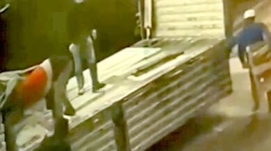 Dělníka při vykládce kamionu zasáhl blesk