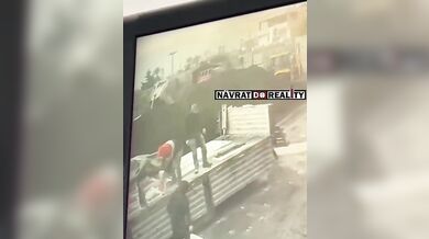 Dělníka při vykládce kamionu zasáhl blesk