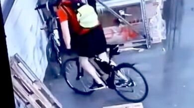 Stylový příjezd do práce na kole