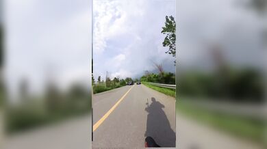 Brutální čelní střet motorkáře s automobilem