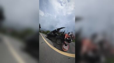 Brutální čelní střet motorkáře s automobilem