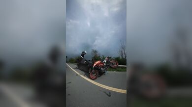 Brutální čelní střet motorkáře s automobilem