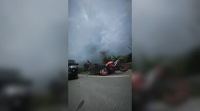 Brutální čelní střet motorkáře s automobilem