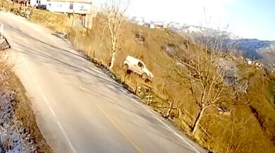 Dodávka se v tureckém Ordu zřítila do zahrady