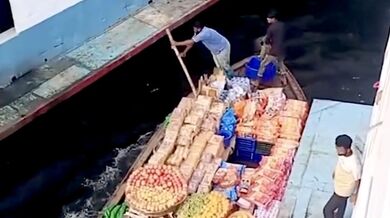 Přepravní loďka rozdrcena při nehodě