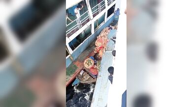 Přepravní loďka rozdrcena při nehodě