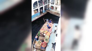 Přepravní loďka rozdrcena při nehodě