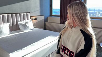 Můj nevlastní bratr mi roztahoval úzkou kundičku, zatímco jsem fotila pro OF