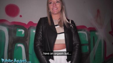 Blond francouzská dívka přistižena při masturbaci na ulici následované rychlým tvrdým šukáním s POV kouřením