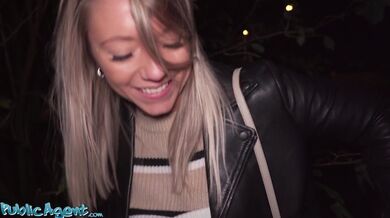 Blond francouzská dívka přistižena při masturbaci na ulici následované rychlým tvrdým šukáním s POV kouřením