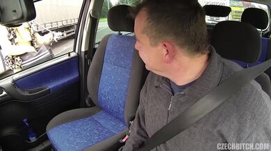 Děvka vyjebaná v autě