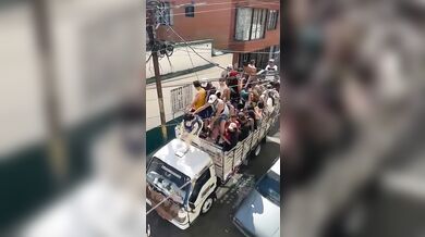 Nehoda během novoročního průvodu ve Fresnu zranila několik lidí