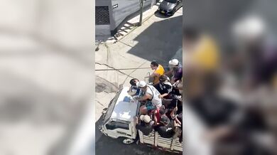 Nehoda během novoročního průvodu ve Fresnu zranila několik lidí