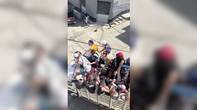 Nehoda během novoročního průvodu ve Fresnu zranila několik lidí