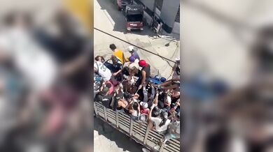 Nehoda během novoročního průvodu ve Fresnu zranila několik lidí