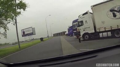 Blonďatá děvka análně ošukaná taxikářem