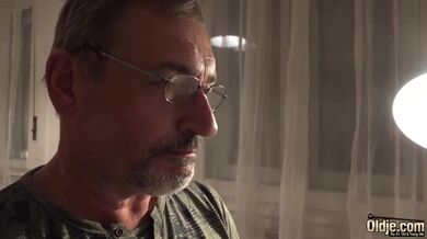 Nadržená mladá sousedka svádí ženatého muže