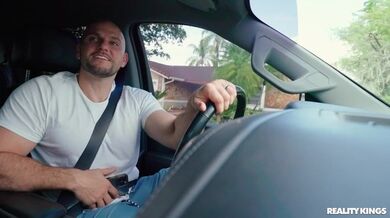 Sex v garáži se sexy mámou