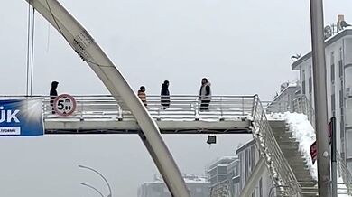 Děti házely sněhové koule z nadchodu na projíždějící auta, incident skončil fyzickým napadením