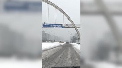 Děti házely sněhové koule z nadchodu na projíždějící auta, incident skončil fyzickým napadením