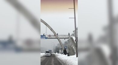 Děti házely sněhové koule z nadchodu na projíždějící auta, incident skončil fyzickým napadením