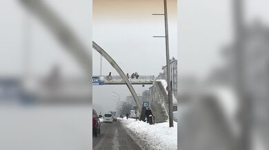 Děti házely sněhové koule z nadchodu na projíždějící auta, incident skončil fyzickým napadením