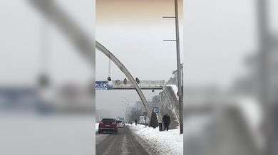 Děti házely sněhové koule z nadchodu na projíždějící auta, incident skončil fyzickým napadením