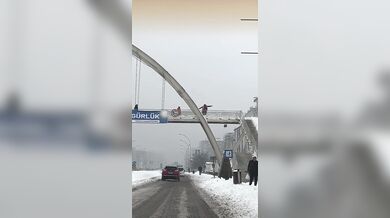 Děti házely sněhové koule z nadchodu na projíždějící auta, incident skončil fyzickým napadením