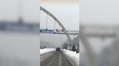 Děti házely sněhové koule z nadchodu na projíždějící auta, incident skončil fyzickým napadením