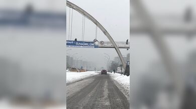 Děti házely sněhové koule z nadchodu na projíždějící auta, incident skončil fyzickým napadením