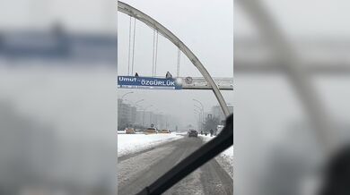 Děti házely sněhové koule z nadchodu na projíždějící auta, incident skončil fyzickým napadením