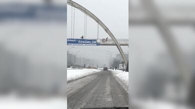 Děti házely sněhové koule z nadchodu na projíždějící auta, incident skončil fyzickým napadením