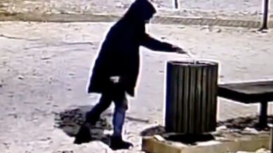 Skupina mladých lidí zničila nově instalovaný městský koš výbušnou petardou