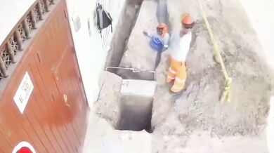 Dělník zůstal uvězněn po zřícení betonové konstrukce při rekonstrukci