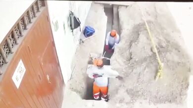 Dělník zůstal uvězněn po zřícení betonové konstrukce při rekonstrukci